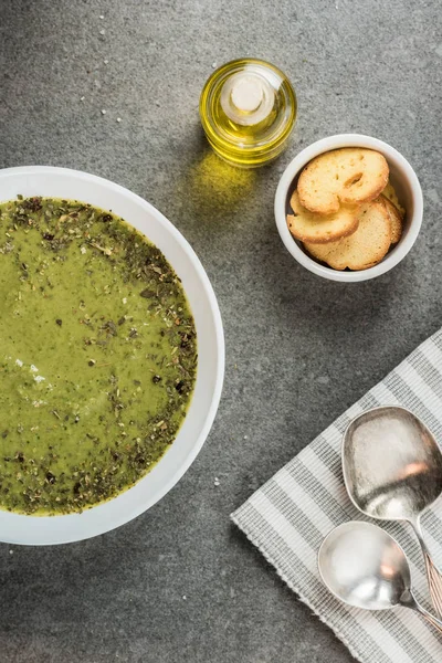 Вид сверху на домашний сливочный суп из шпината с крутонами — стоковое фото