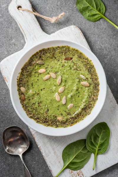 Vue du dessus de la soupe crémeuse de légumes aux graines de citrouille — Photo de stock