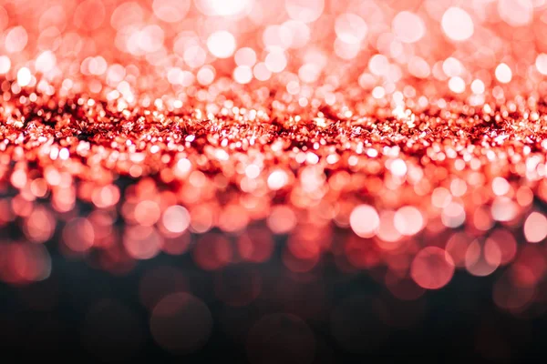 Fond de Noël lumineux avec des paillettes rouges déconcentrées — Photo de stock