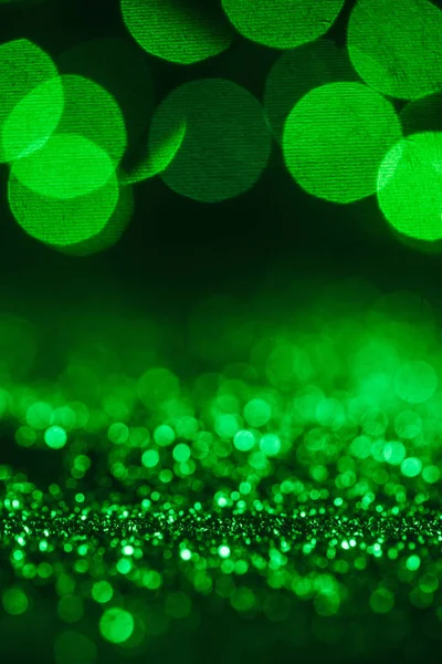 Fond abstrait de Noël avec des paillettes vertes et bokeh — Photo de stock