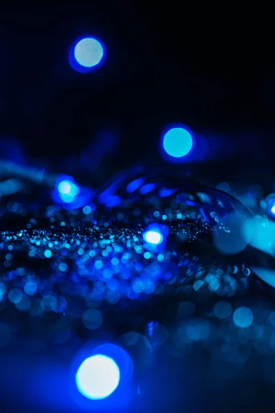 Fondo brillante abstracto con brillo azul y bokeh - foto de stock