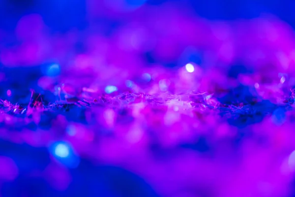 Fond lumineux abstrait avec des paillettes ultra violettes et bokeh — Photo de stock