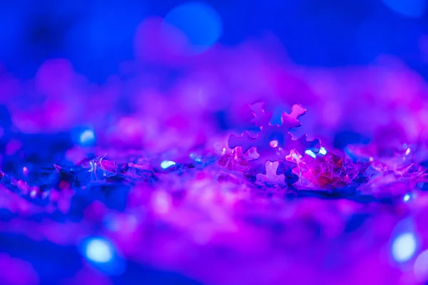 Fond de Noël avec des paillettes ultraviolettes et des flocons de neige décoratifs — Photo de stock