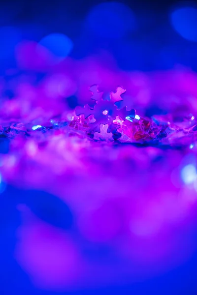 Fond de Noël brillant avec des paillettes ultra violettes et flocon de neige décoratif — Photo de stock