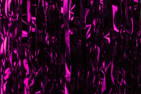 Oscuro púrpura brillante serpentina como fondo de Navidad - foto de stock
