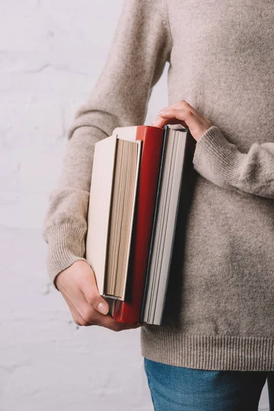Plan recadré de femme tenant des livres, concept d'éducation — Photo de stock
