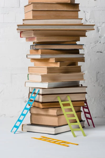 Primer plano de la pila de libros y escaleras de pequeño escalón, concepto de educación y lectura - foto de stock