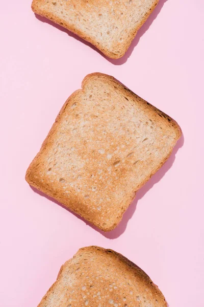 Vista superior da linha de deliciosas torradas na mesa rosa — Fotografia de Stock