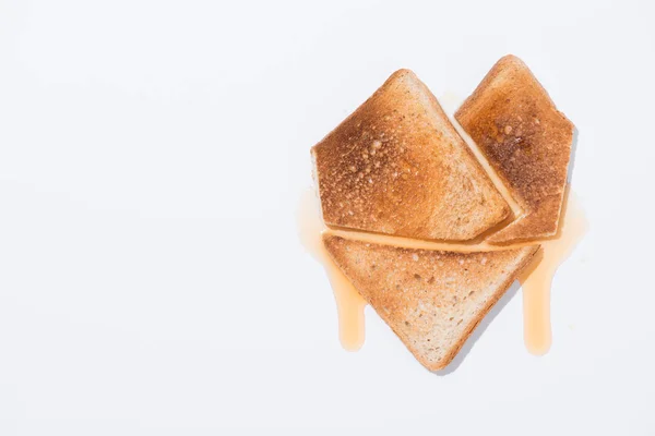 Vista superior de la forma del corazón hecha de pan tostado con jarabe en la superficie blanca - foto de stock