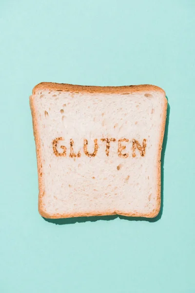 Ansicht der Reihe von Brotscheiben mit Gluten-Zeichen auf blauer Oberfläche — Stockfoto