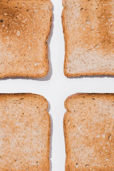 Draufsicht auf zusammengesetzte Toasts auf weißer Oberfläche — Stockfoto