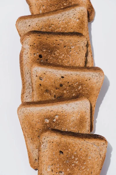 Draufsicht auf Stapel knuspriger Toasts auf weißer Tischplatte — Stockfoto