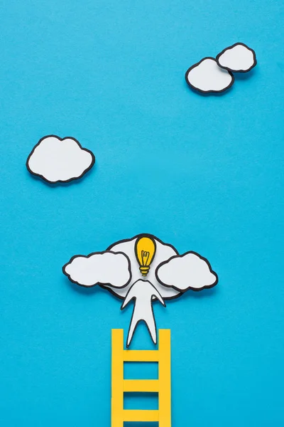 Ansicht von Pappe Mann mit Glühbirnenkopf Leiter auf blauem Hintergrund, Ideen Konzept — Stockfoto