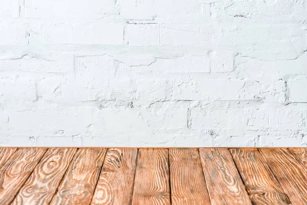 Parede de tijolo branco e mesa de madeira rústica — Fotografia de Stock