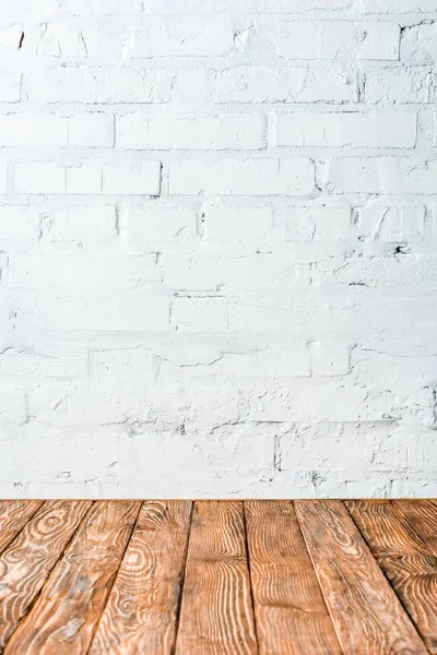 Mur en brique blanche et table en bois — Photo de stock