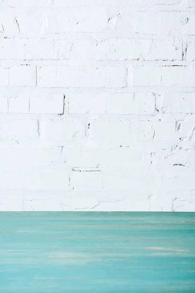 Weiße Ziegelwand und horizontale türkisfarbene Oberfläche — Stockfoto