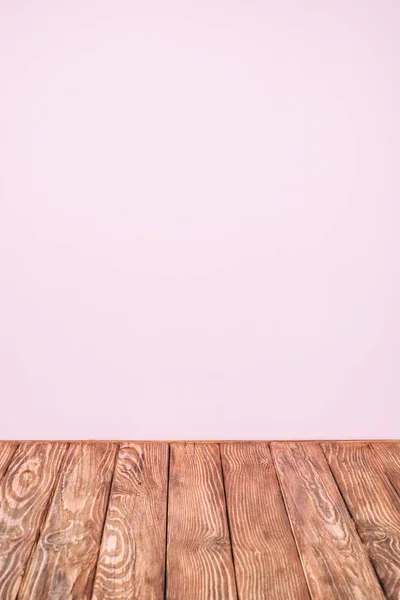 Parete rosa e tavolo in legno rustico — Foto stock