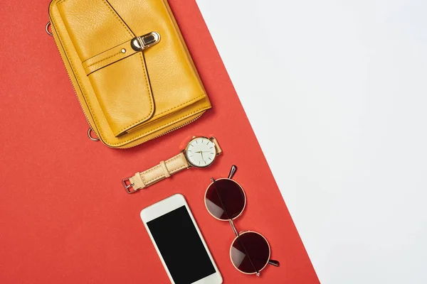 Vue du dessus du sac jaune, lunettes de soleil, smartphone, montre avec espace de copie — Photo de stock