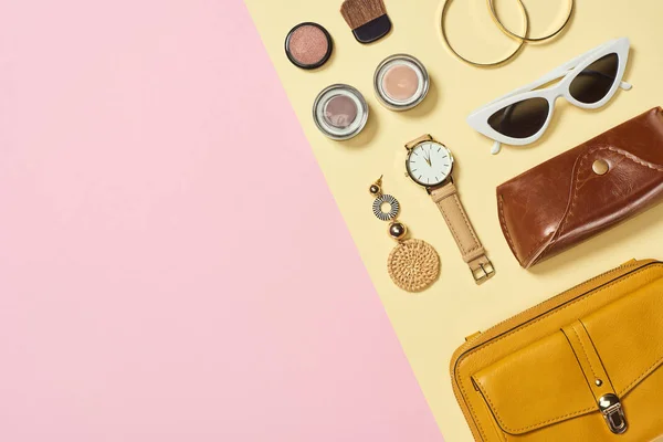 Flat lay with watch, earring, bag, case, sunglasses, blush, eyesshadow, bracelets and cosmetic brush — стоковое фото