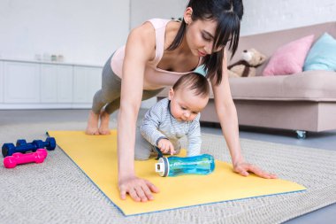 tahta egzersiz yoga mat çocuğunu evde ile yaparak genç sportif anne