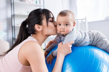 Genç güzel anne küçük çocuğunu o uygun topa yalan süre öpüşme