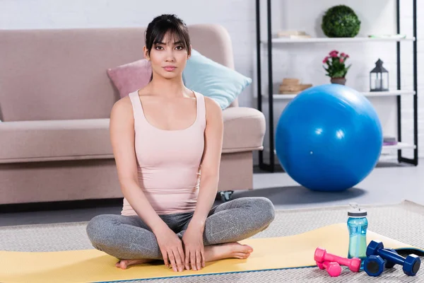 Frumoasă Femeie Tânără Care Stă Lotus Relaxat Pozează Covorul Yoga — Fotografie, imagine de stoc