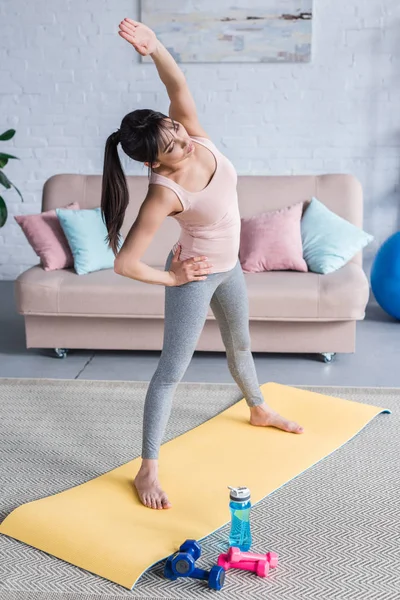 Sportliche Junge Frau Trainiert Hause Und Macht Seitenbeuge — Stockfoto