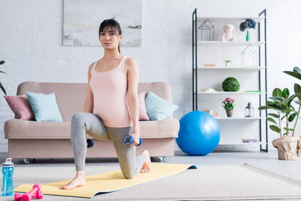 Hermosa Joven Mujer Haciendo Una Piernas Sentadillas Con Mancuernas Casa —  Fotos de Stock