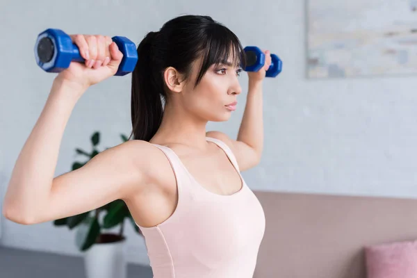 Schöne Junge Frau Die Hause Mit Hanteln Trainiert — Stockfoto