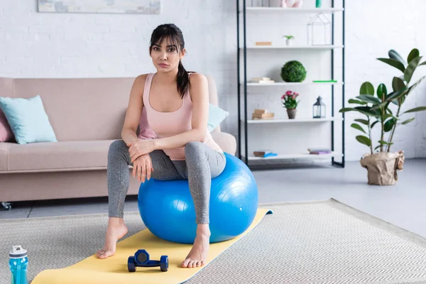 Mujer Joven Deportivo Sentado Bola Forma Después Del Entrenamiento Casa — Foto de Stock