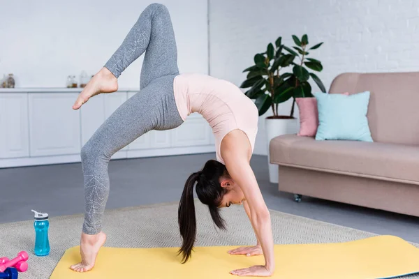 Hermosa Joven Practicando Yoga Pose Rueda Una Pierna Eka Pada —  Fotos de Stock