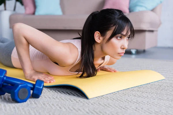 Evde Yoga Mat Dışında Çalışan Çekici Genç Kadın — Stok fotoğraf