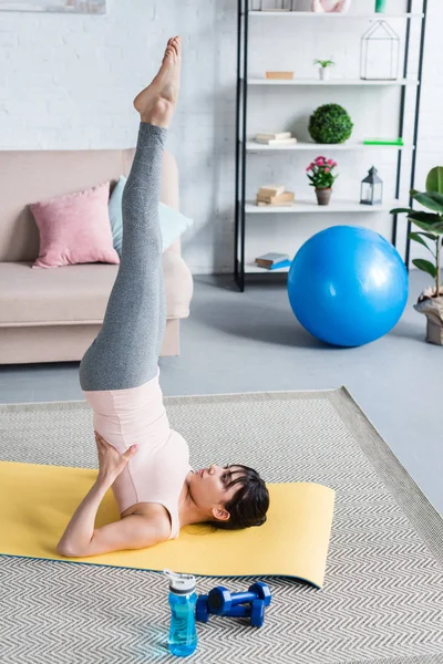 Güzel Genç Kadın Evde Pratik Yoga Desteklenen Omuz Stand Sirasana — Stok fotoğraf