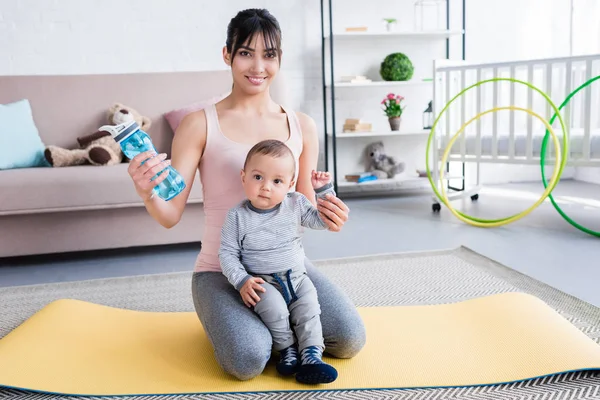 Tânără Mamă Frumoasă Copil Mic Stând Covorul Yoga Acasă Uitându — Fotografie, imagine de stoc