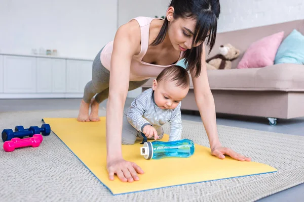 Ung Sportig Mamma Gör Plankan Övning Yogamatta Med Sitt Barn — Stockfoto