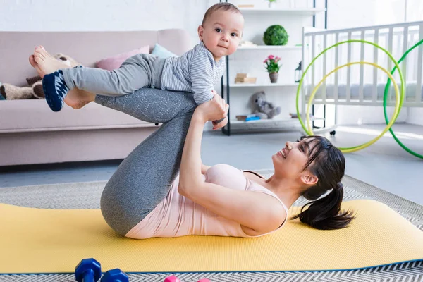 Side View Young Beautiful Mother Working Out Yoga Mat Her — Stock Photo, Image