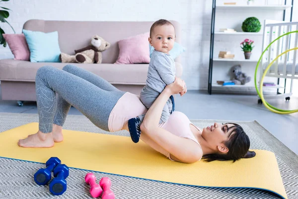 Tânără Mamă Fericită Care Lucrează Covor Yoga Copilul Mic Acasă — Fotografie, imagine de stoc