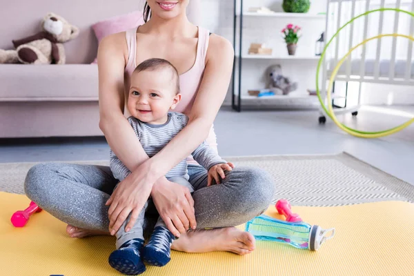 Beskuren Bild Ung Sportig Mamma Och Lyckligt Barn Sitter Yogamattan — Stockfoto