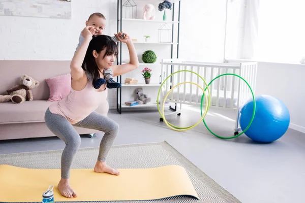 Ung Sportig Mamma Bära Sitt Lilla Barn Axlarna Medan Gör — Stockfoto