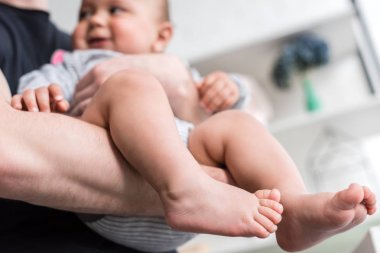 sevimli küçük çocuk taşıyan baba kadeh kırpılmış