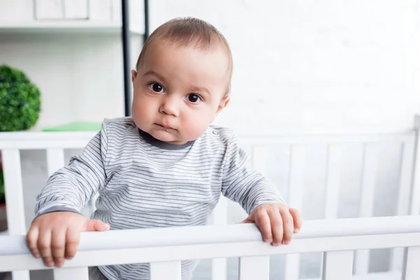 Nahaufnahme Porträt Eines Entzückenden Kindes Babybett Das Die Kamera Blickt — Stockfoto