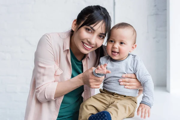 Junge Glückliche Mutter Und Kleines Kind Schauen Die Kamera — Stockfoto