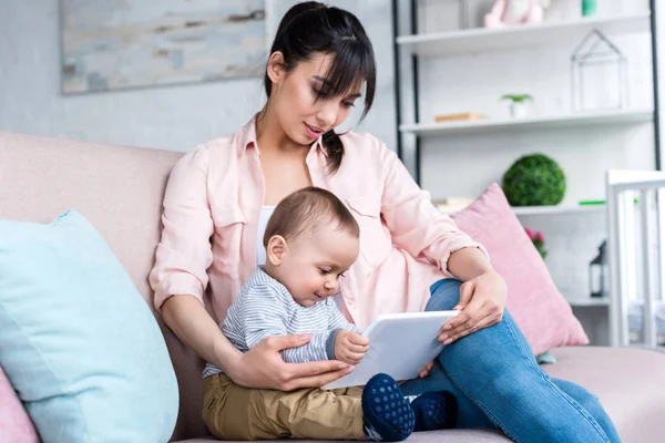 Young Happy Mother Little Child Tablet Sitting Couch Home — Stock Photo, Image