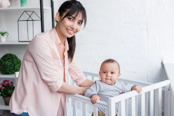 Junge Schöne Mutter Und Kleines Kind Hause Bett — Stockfoto