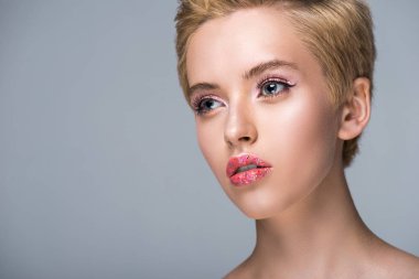 parlak dudaklar ve uzak gri izole kısa saç seyir çekici kadın