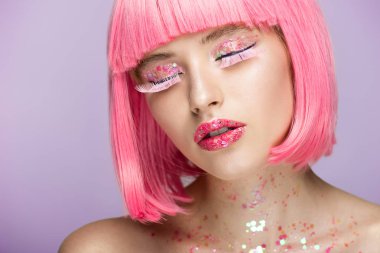 pembe saçları, pırıltılı makyaj ve violet izole uzun kirpiklerini çekici kadın