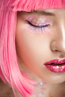 pembe saçlı ve glitter yüz çekici kadın resim kırpılmış