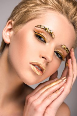 Altın glitter gri izole kamera bakarak yüz şehvetli çekici kadın