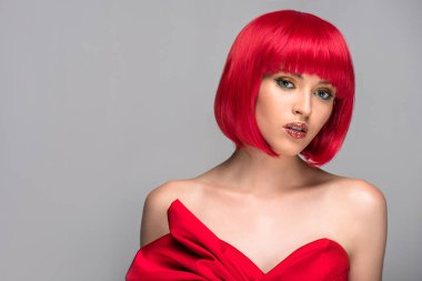 Kızıl saçlı ve glitter gri izole kamera bakarak yüz çekici kadın