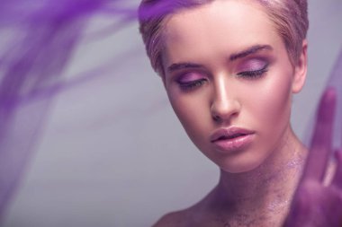 menekşe glitter gri izole kapalı gözler ile boyun ayakta üzerinde çekici kadın